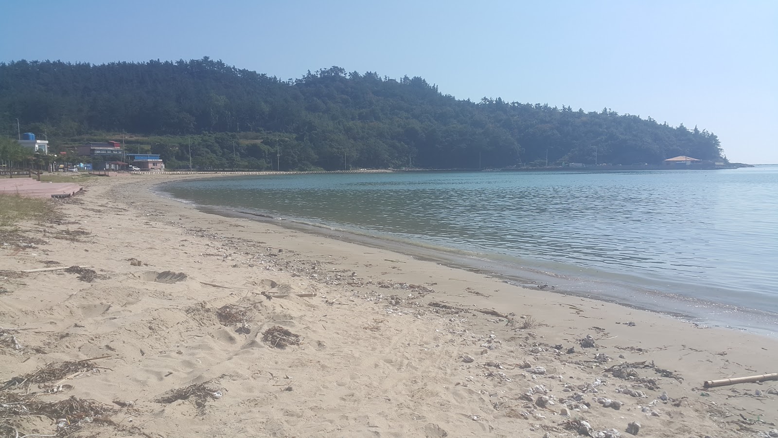 Photo de Geumgap Beach avec sable brillant et rochers de surface