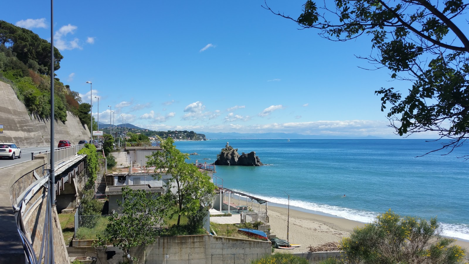 Photo de Spiaggia della Madonnetta protégé par des falaises