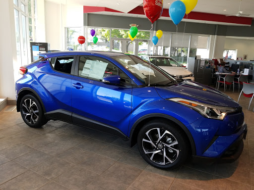 Toyota Dealer «Burnsville Toyota», reviews and photos, 14730 Buck Hill Rd, Burnsville, MN 55306, USA