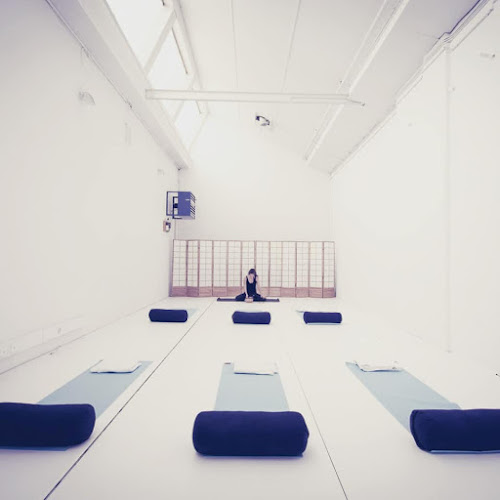 Rezensionen über Sadhana Yoga Fribourg - Ashtanga Yoga - Mysore Style in Freiburg - Schule