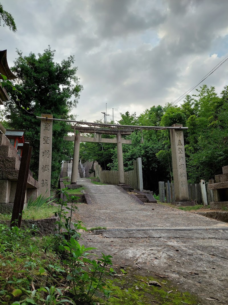 大元神社の注連柱と鳥居(二の石)