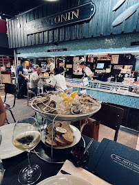Plats et boissons du Restaurant de fruits de mer CHEZ ANTONIN - Écailler aux Halles de Lyon Paul Bocuse - n°7