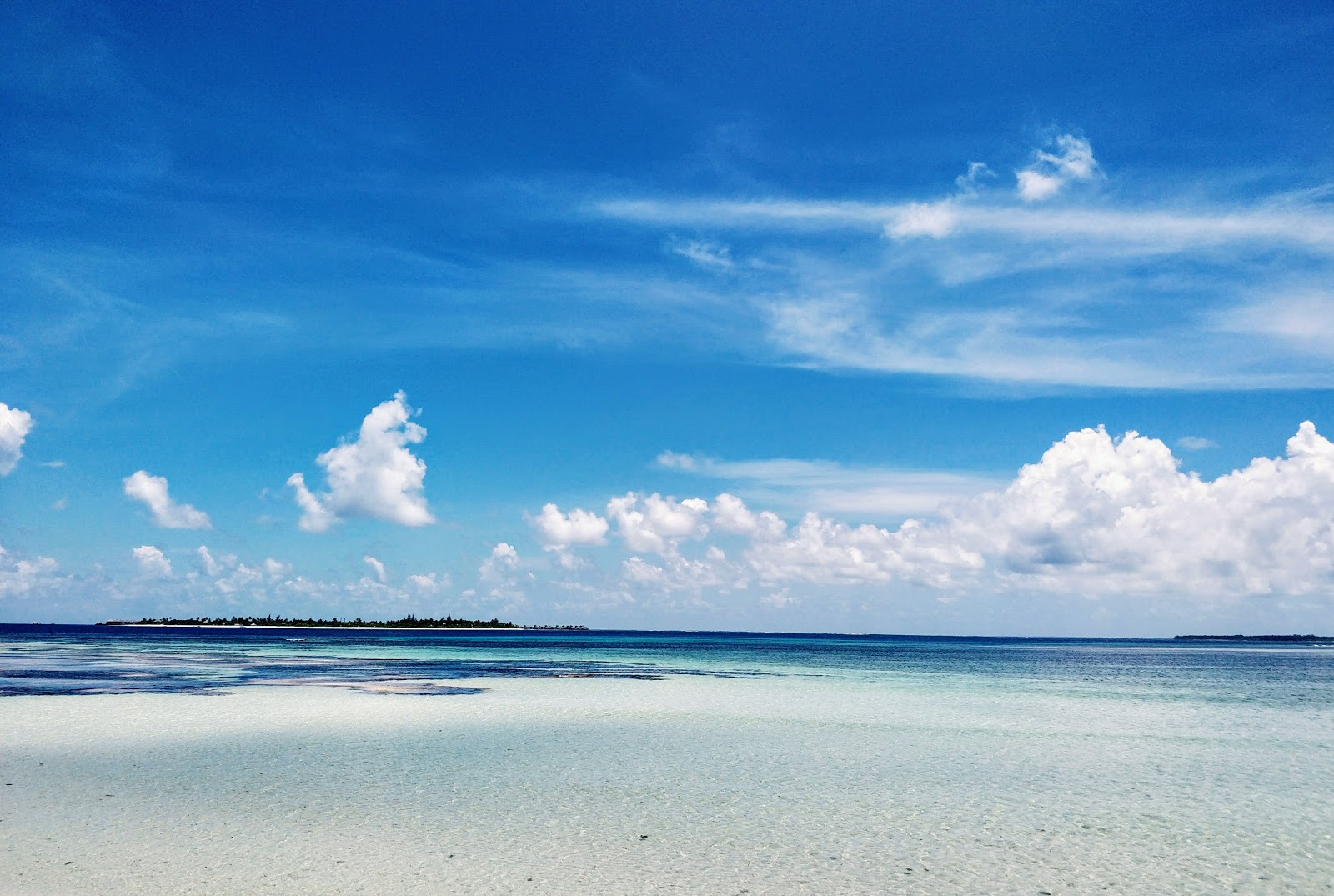 Foto van Hithadhoo Beach met turquoise puur water oppervlakte