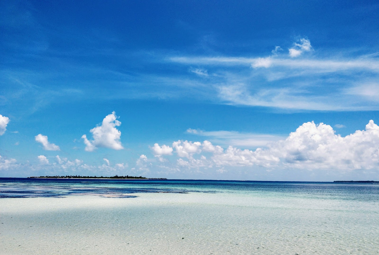 Zdjęcie Hithadhoo Beach z powierzchnią turkusowa czysta woda