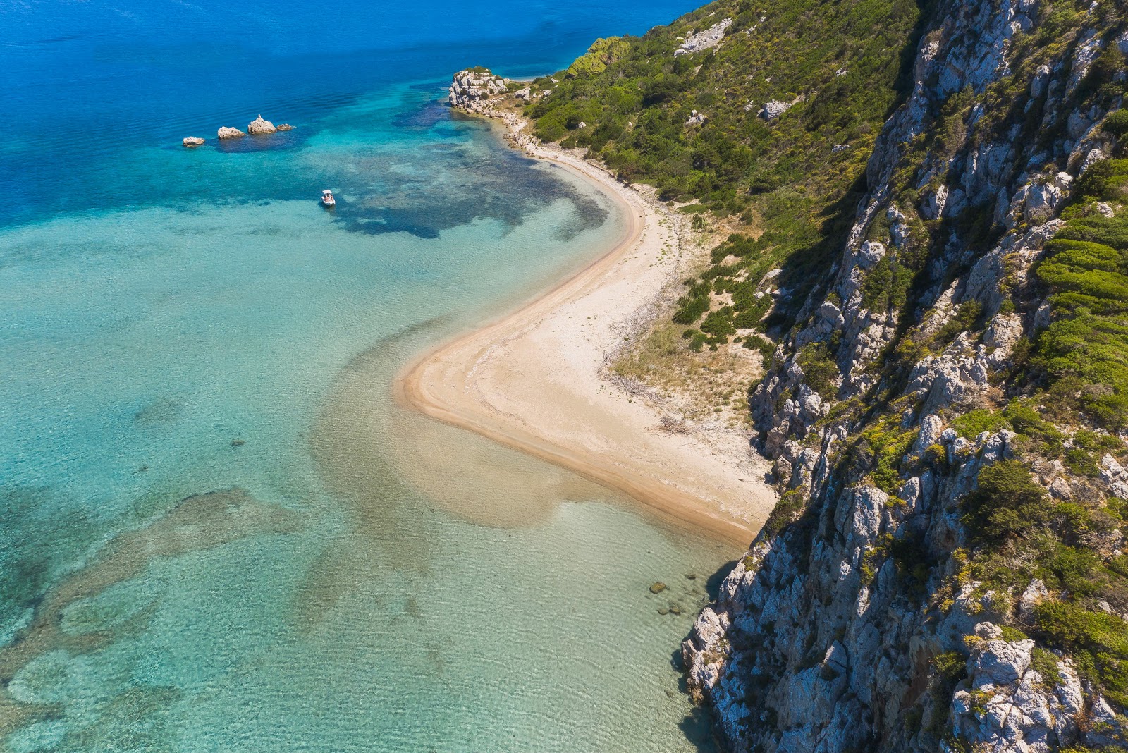 Foto van Sphaktiria beach met beige zand oppervlakte