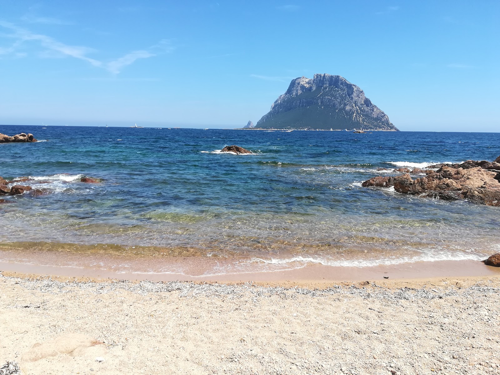 Foto von Spiaggia di Punta La Greca von Klippen umgeben