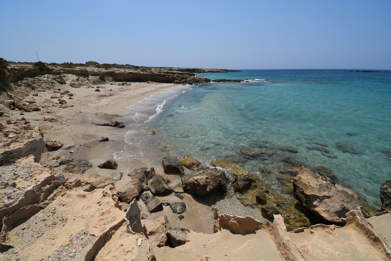 Pounta beach'in fotoğrafı kahverengi kum yüzey ile