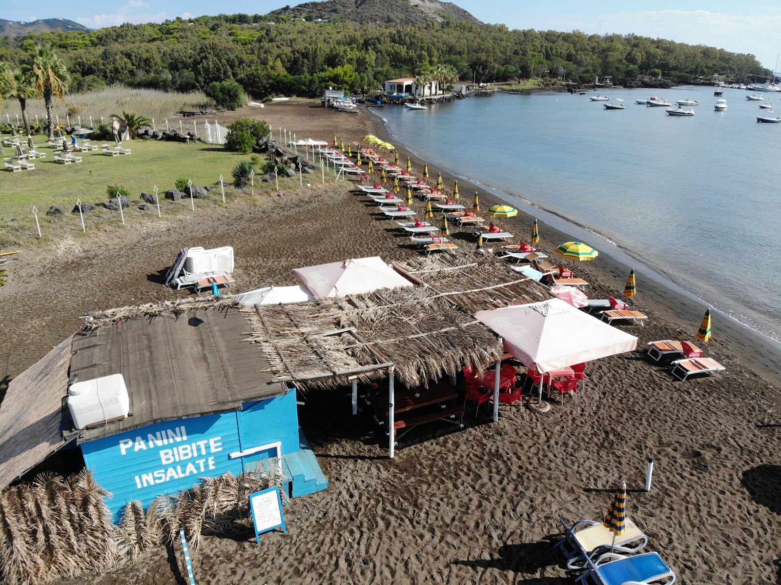 Fotografie cu Acque Calde beach zonele de facilități