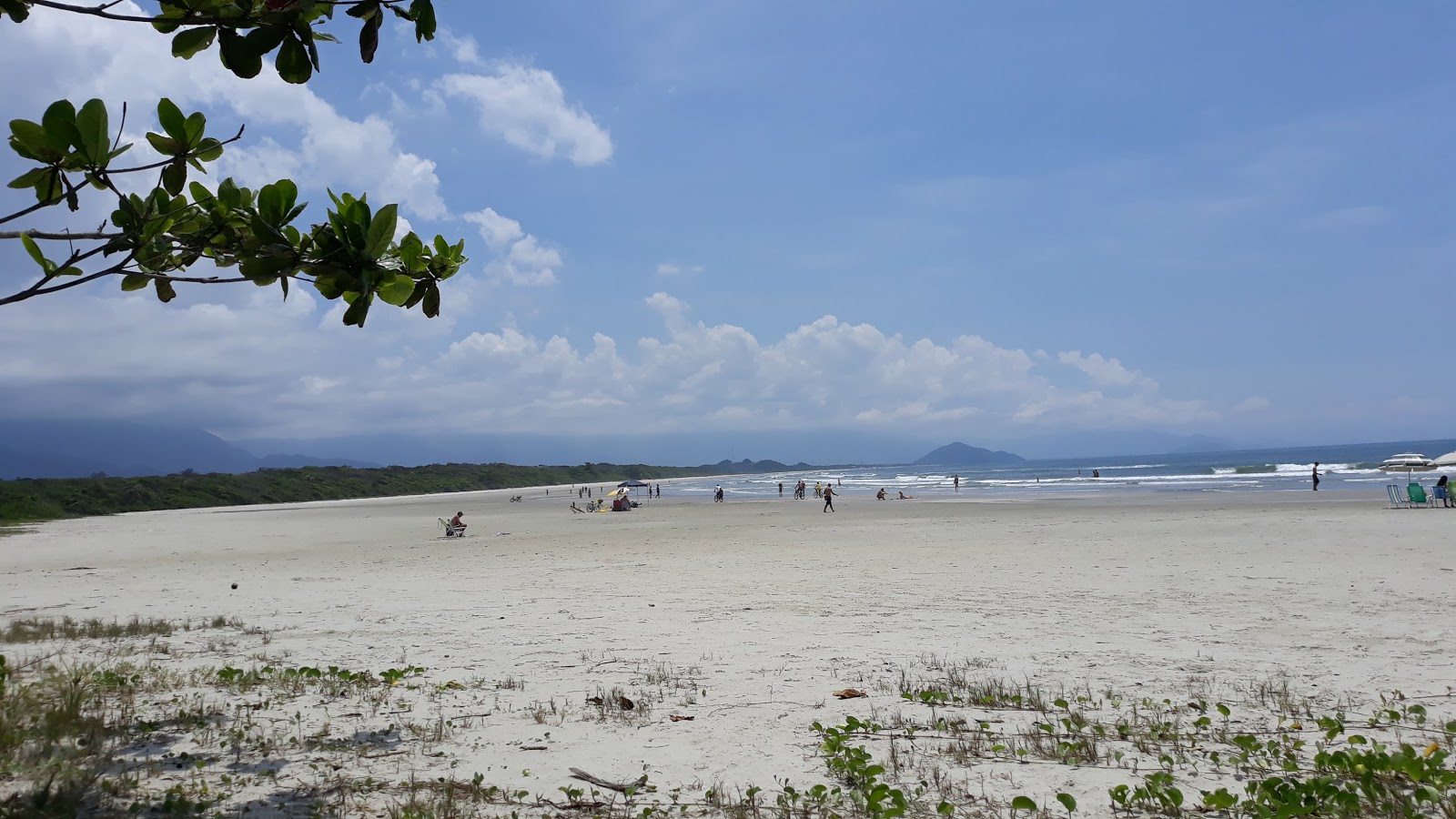Foto di Spiaggia di Itaguaré con dritto e lungo