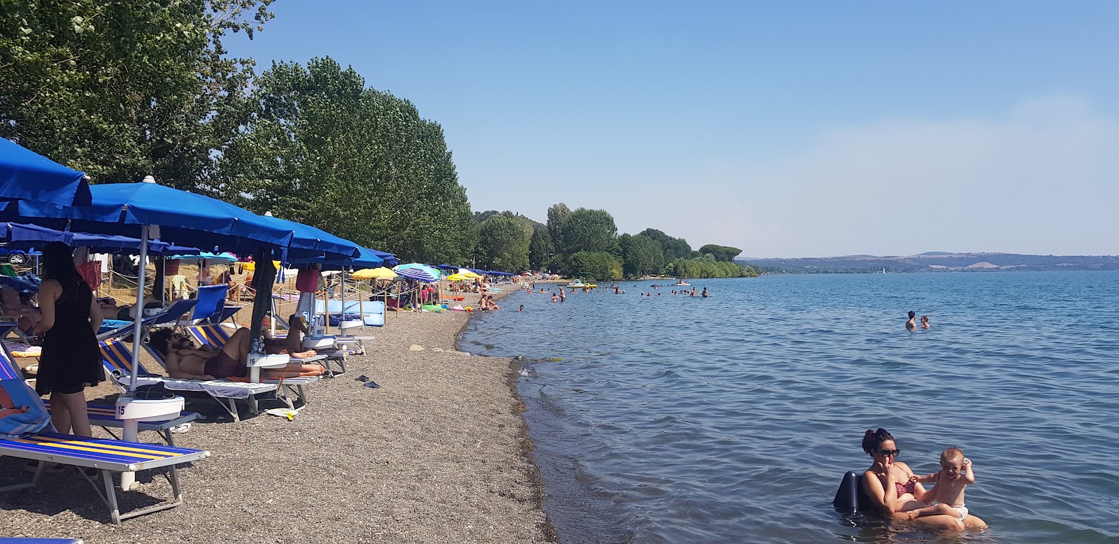 Photo de Spiaggia de Acqua Chiara avec l'eau cristalline de surface