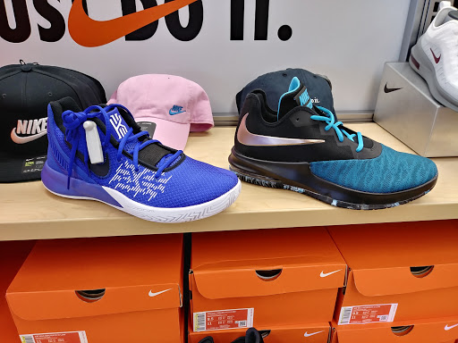 Shoe Store «Shoe Carnival», reviews and photos, 11772 W 95th St, Overland Park, KS 66214, USA