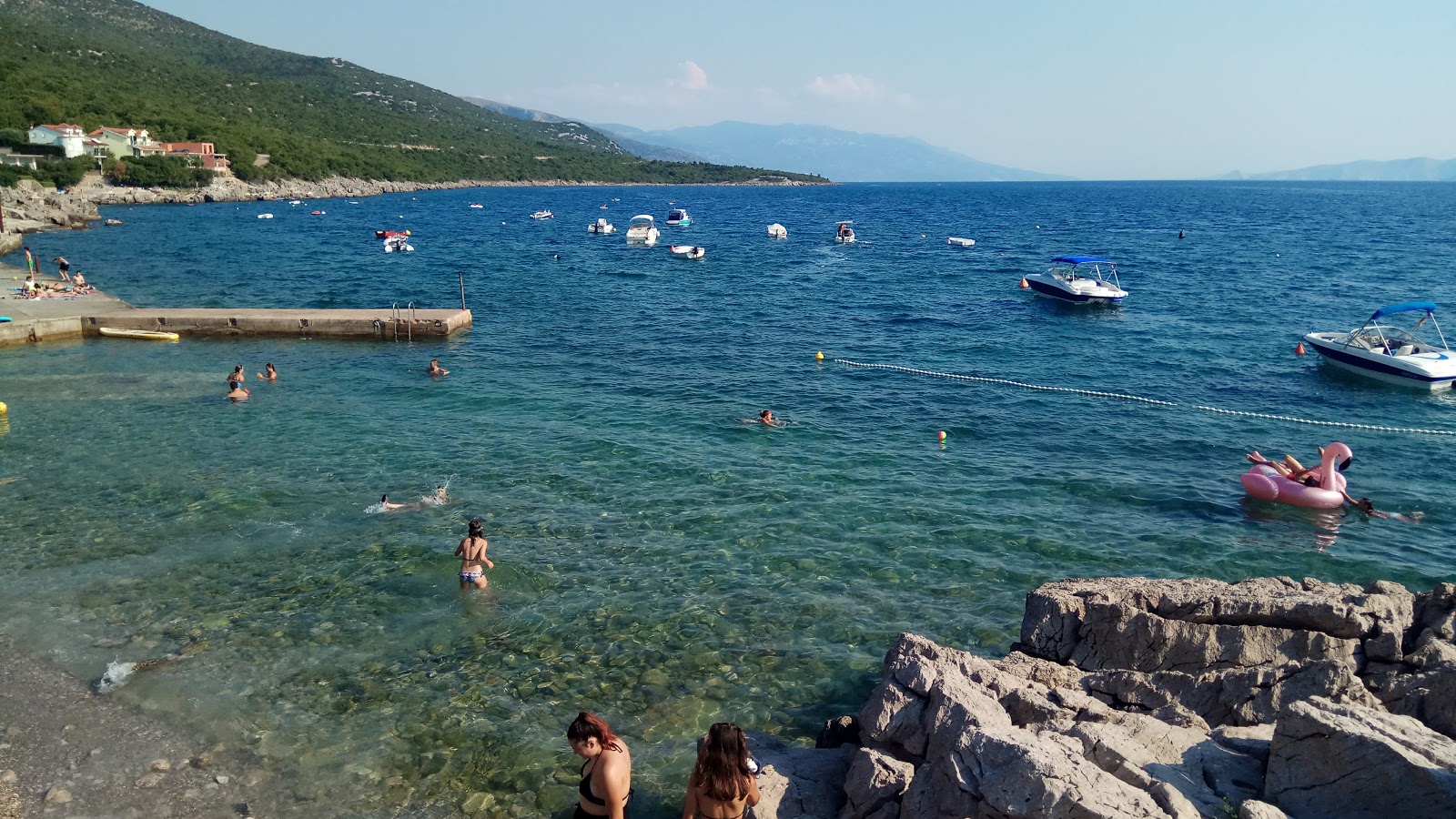 Smokvica beach的照片 带有碧绿色纯水表面