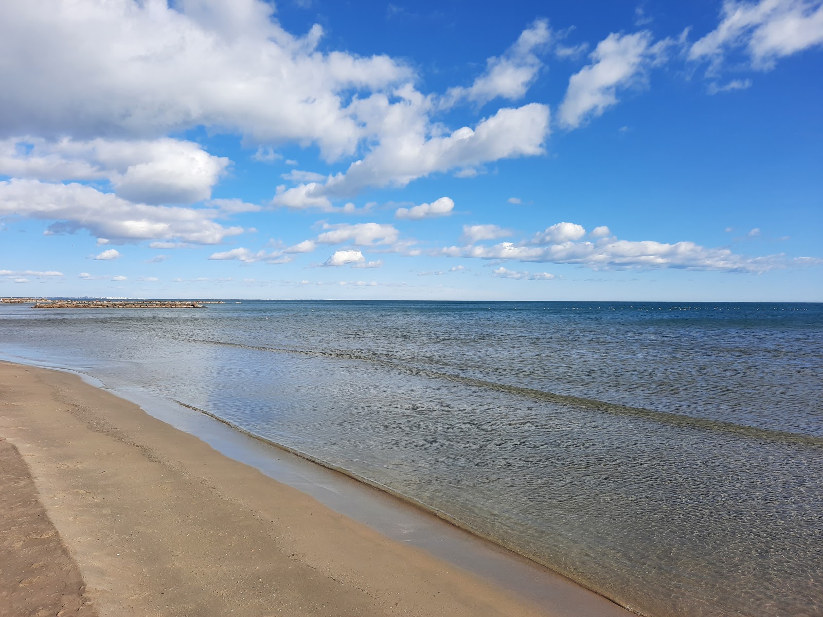 Palavas beach II的照片 带有碧绿色纯水表面