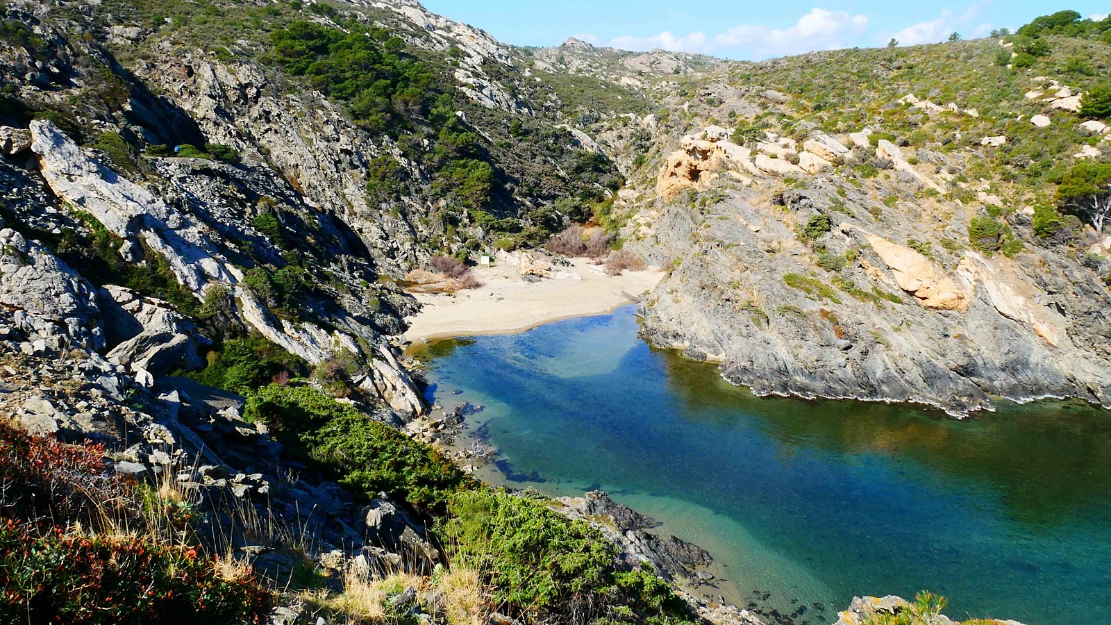 Valokuva Platja de Negantaista. pinnalla ruskea hiekka:n kanssa