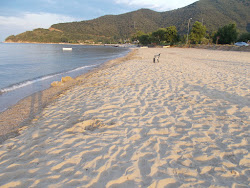 Milies Beach  II'in fotoğrafı geniş bir kıyı şeridi ile birlikte