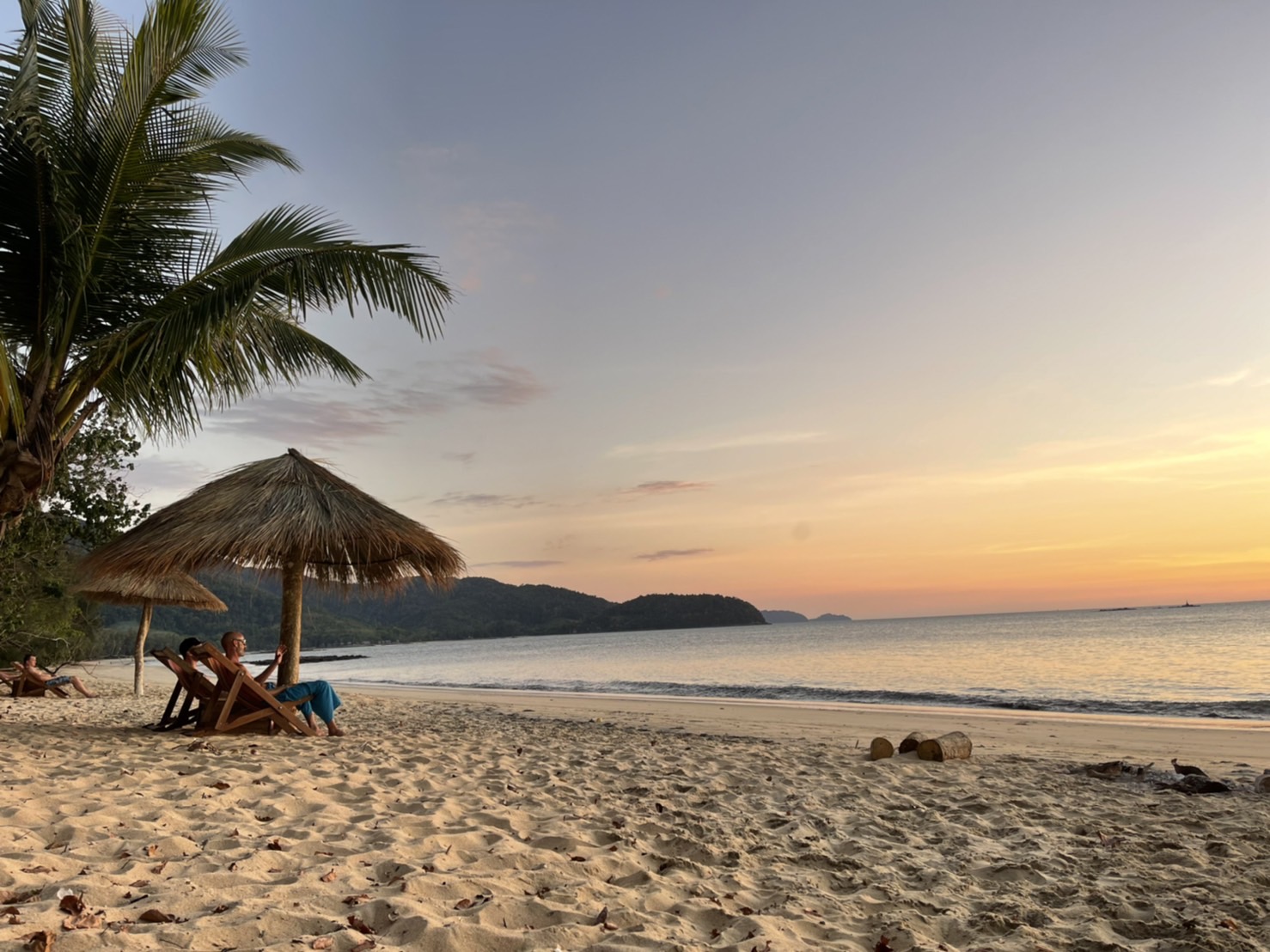 Fotografija Om Tao Beach z svetel pesek površino