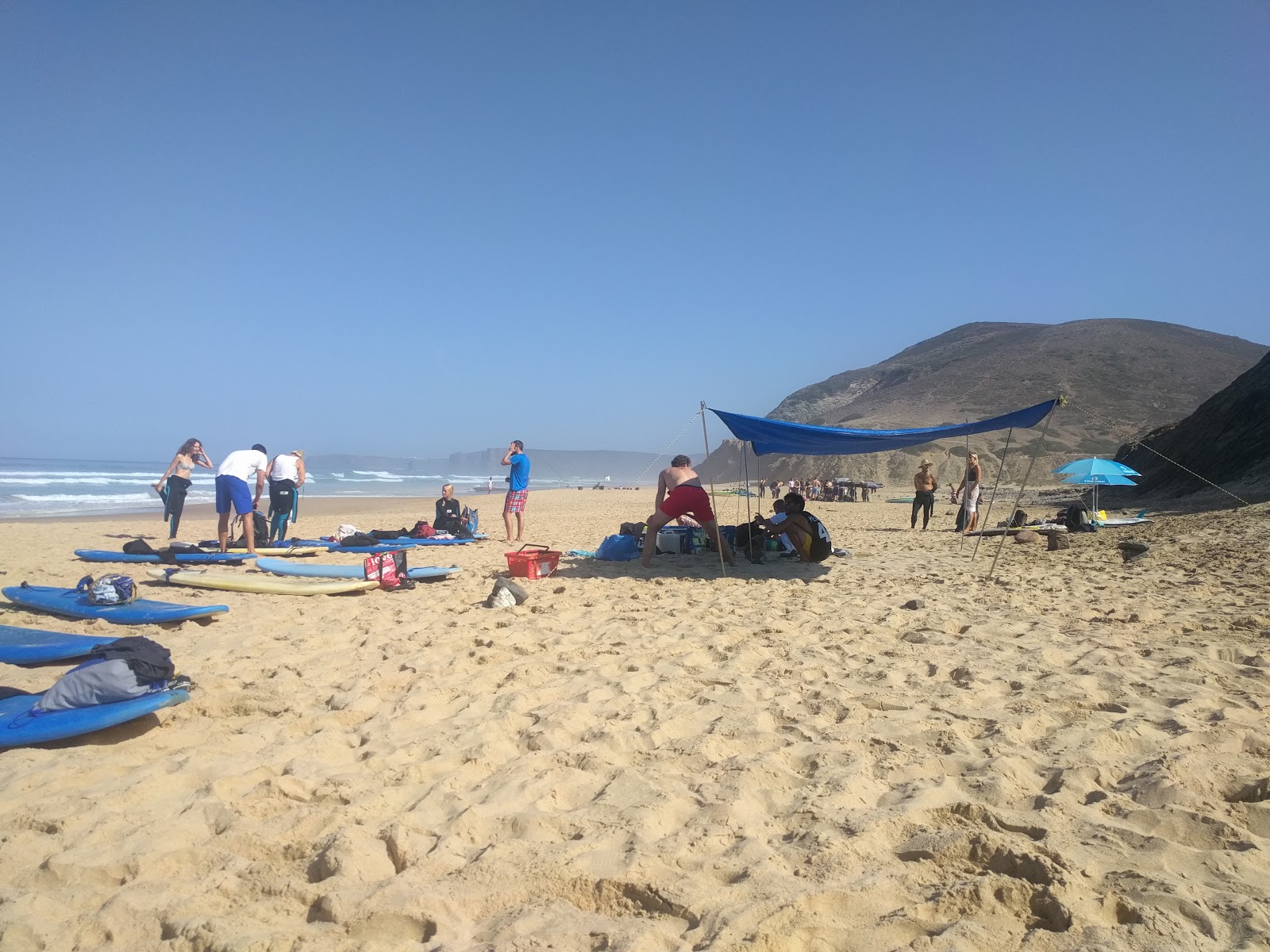 Foto van Vale Figueiras Beach ondersteund door kliffen