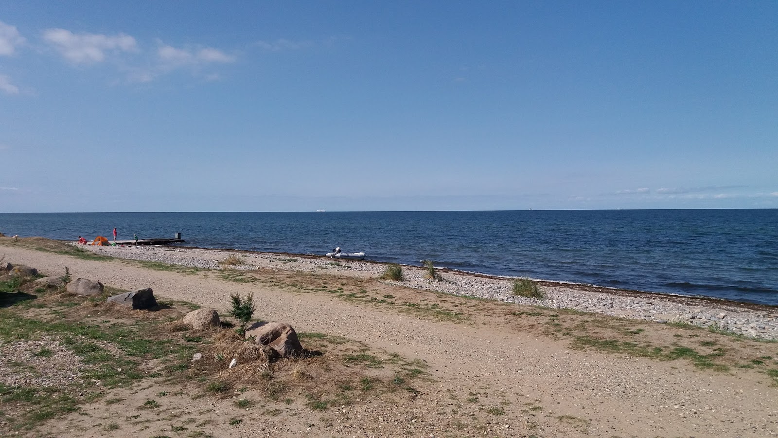 Φωτογραφία του Hohenfelde strand με καθαρό νερό επιφάνεια