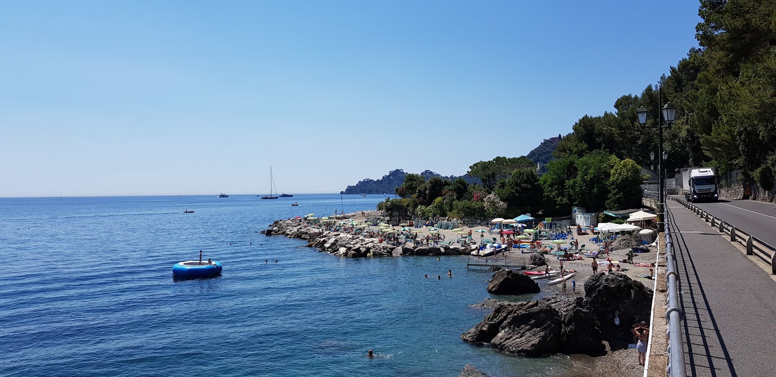 Foto von Spiaggia Gio e Rino mit graue kiesel Oberfläche