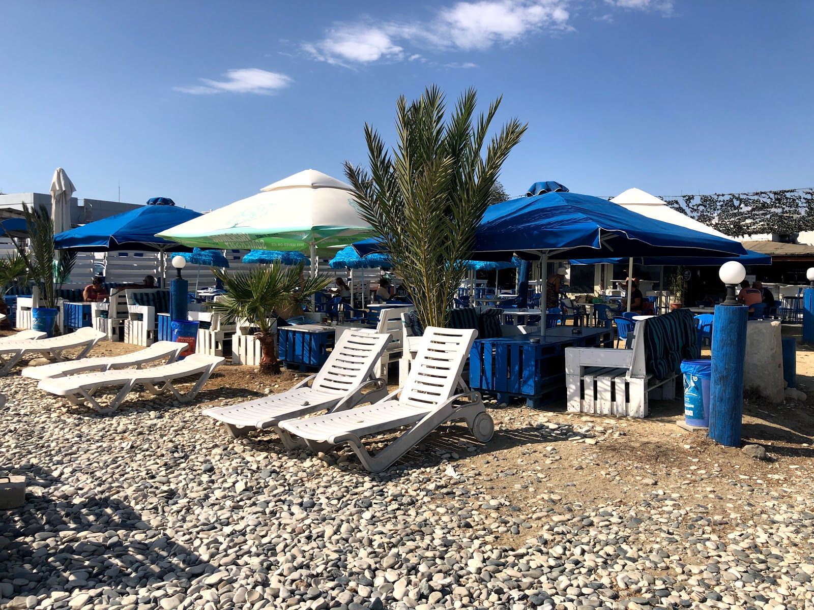 Meneou beach的照片 带有蓝色的水表面