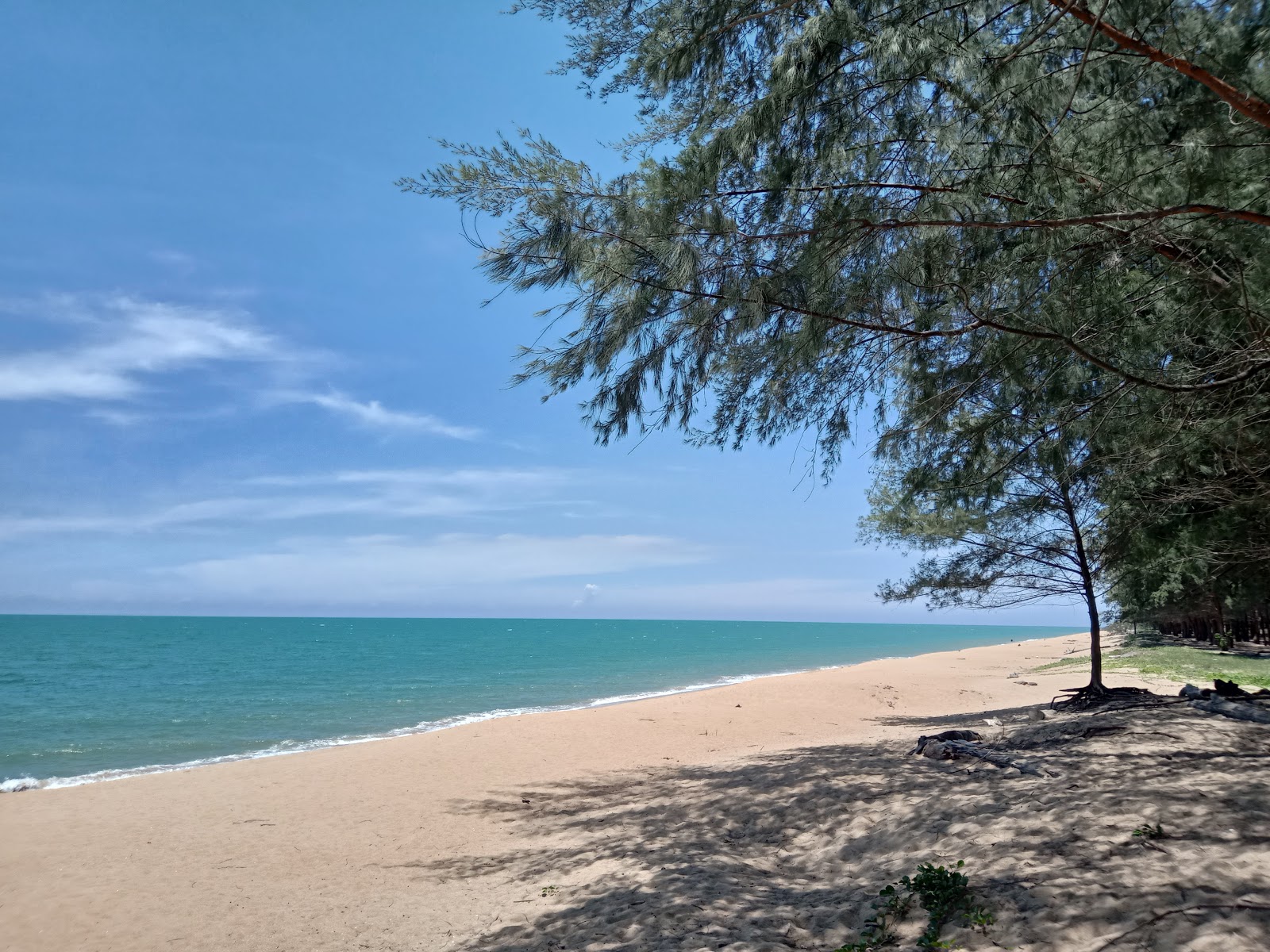 Fotografie cu Teluk Mak Nik Beach și așezarea