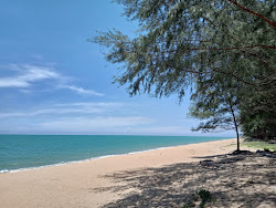 Teluk Mak Nik Beach'in fotoğrafı dağlarla çevrili