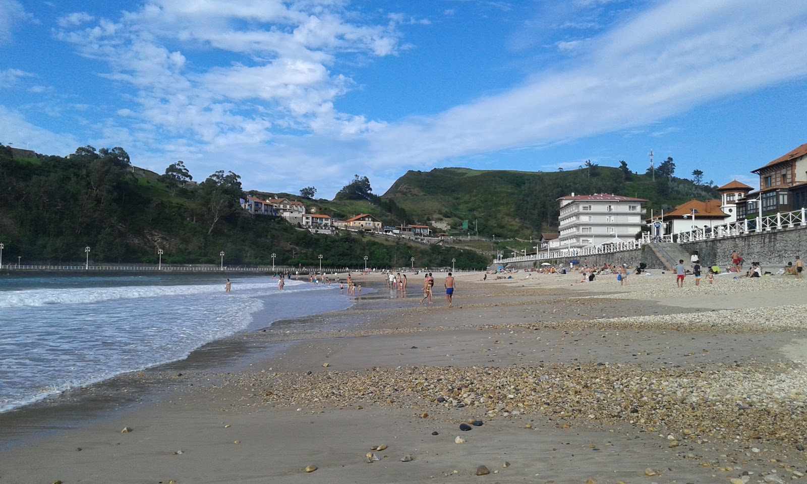 Foto von Ribadesella Strand (Strand Santa Marina) und die siedlung