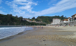 Foto von Ribadesella Strand (Strand Santa Marina) und die siedlung