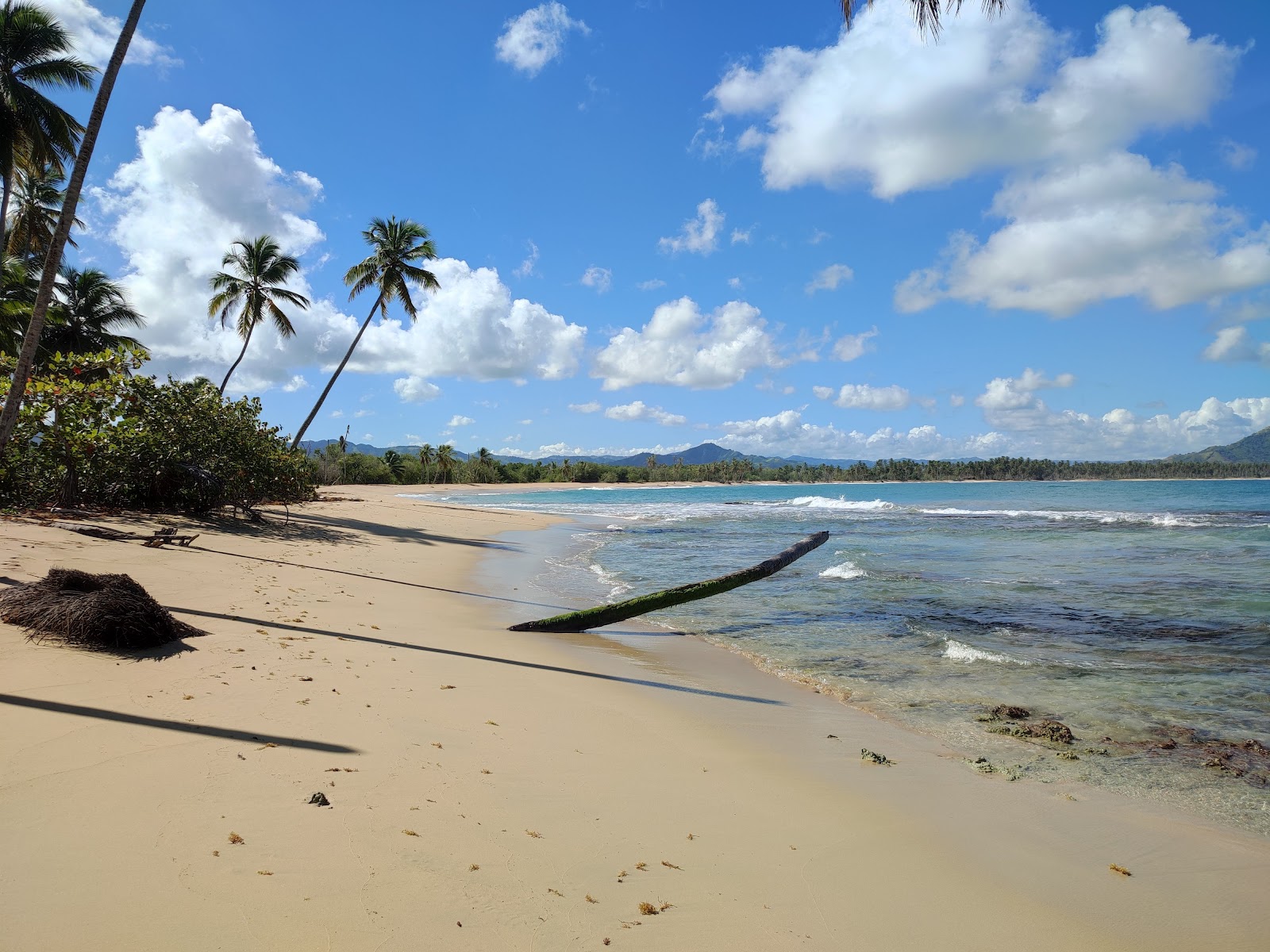 Foto van Playa Hicaco met helder zand oppervlakte