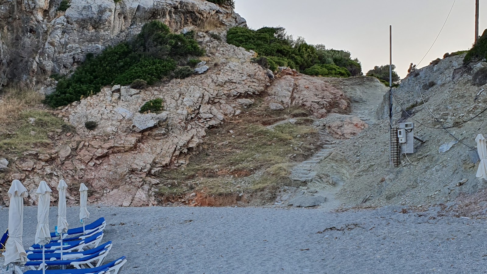 Foto af Velanio beach bakket op af klipperne