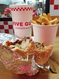 Cheeseburger du Restaurant de hamburgers Five Guys Opéra à Paris - n°6