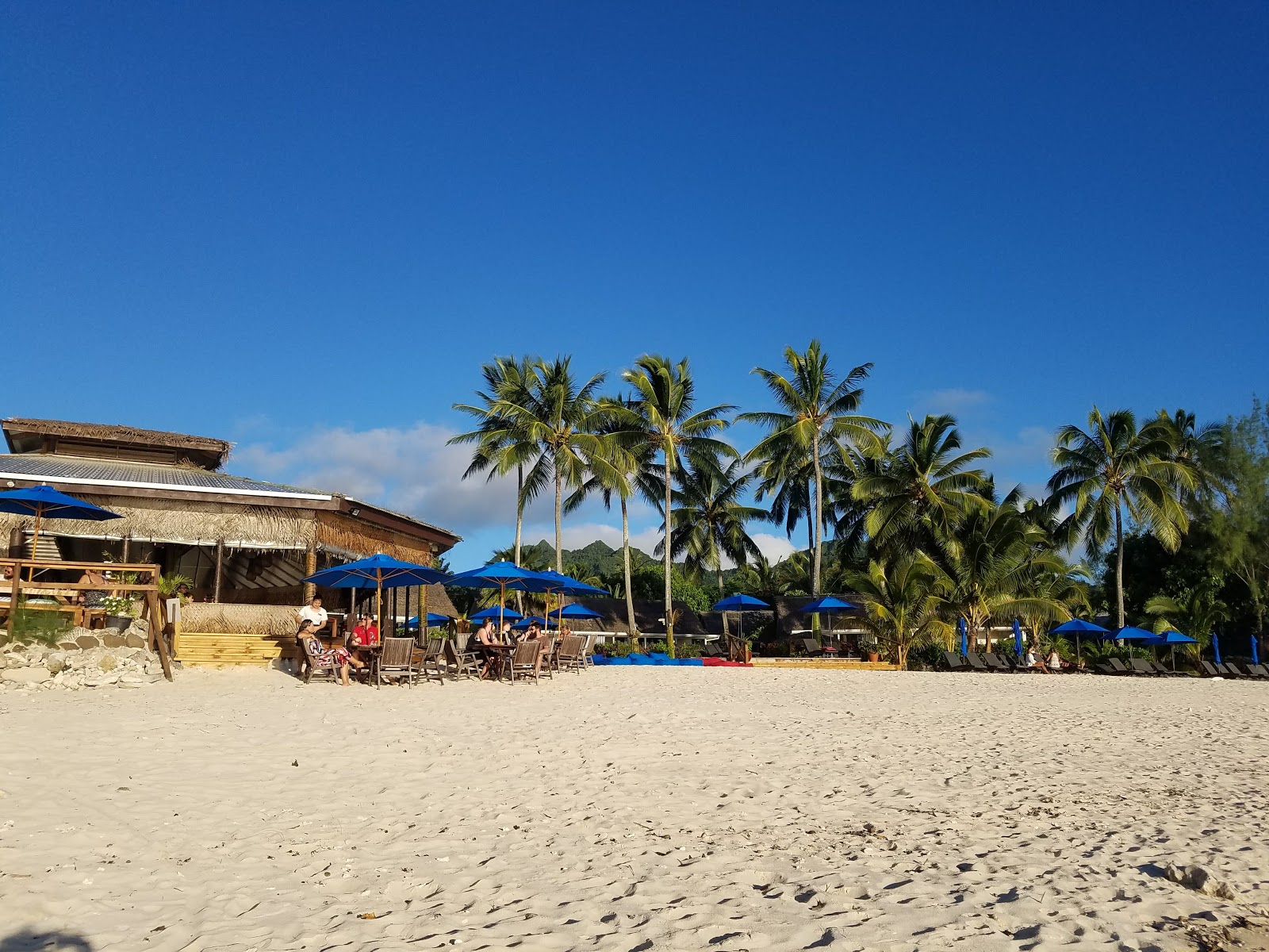 Foto di Manuia Beach con costa lunga e dritta