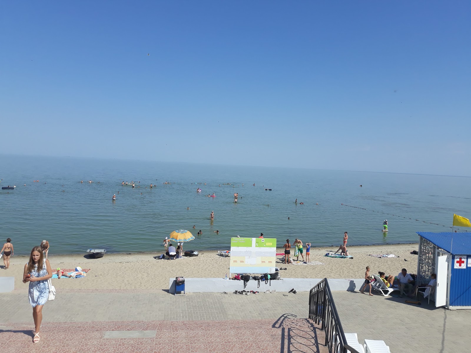 Fotografija Plazh Taganrog II z zelena voda površino