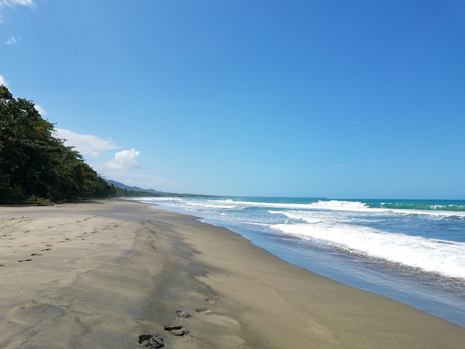 Foto von Playa Negra II mit schwarzer sand Oberfläche