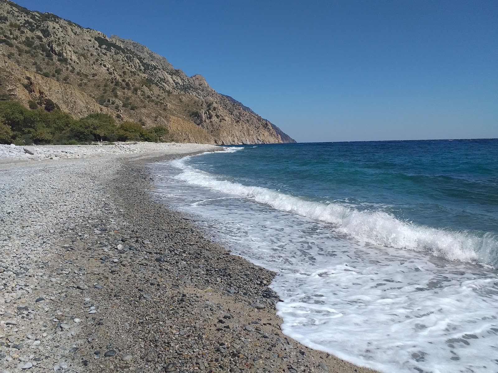 Fotografie cu Vatos beach cu o suprafață de apa pură turcoaz