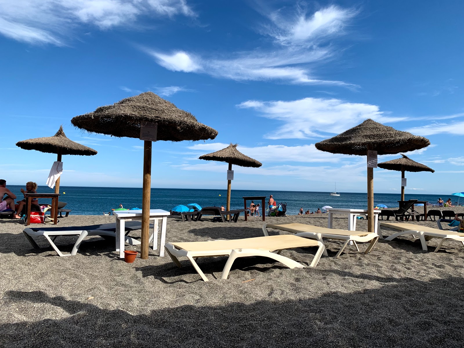 Foto von Playa de Cala Sardina mit geräumige bucht