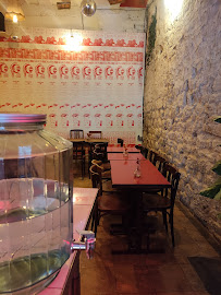Atmosphère du Restaurant allemand Sürpriz - Berliner Kebab à Paris - n°7
