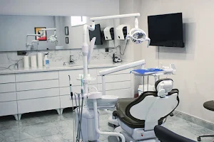 Side Shine Dental Clinic- Manavgat İmplant Tedavisi-Zirkonyum Kaplama-Bleaching Uygulaması-Hollywood Smile image