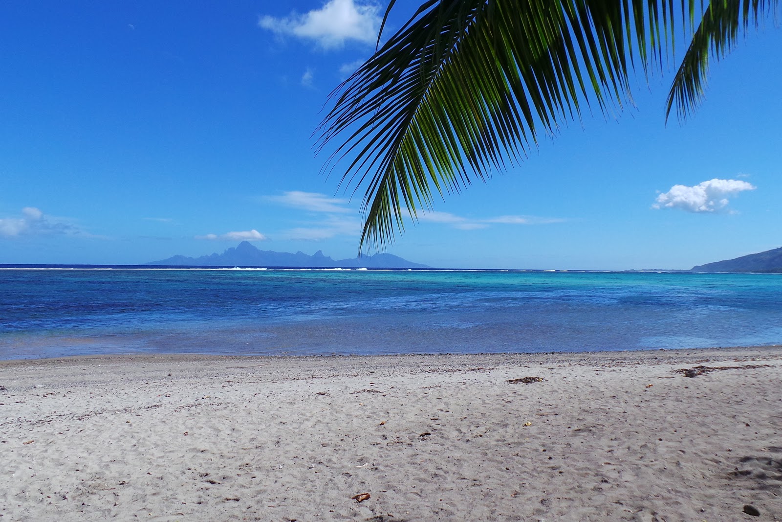 Foto de Plage de Rohotu com areia bege superfície