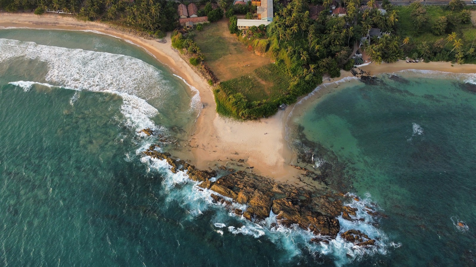 Foto von Batigama Beach und die siedlung