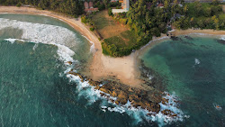 Foto de Batigama Beach - lugar popular entre os apreciadores de relaxamento