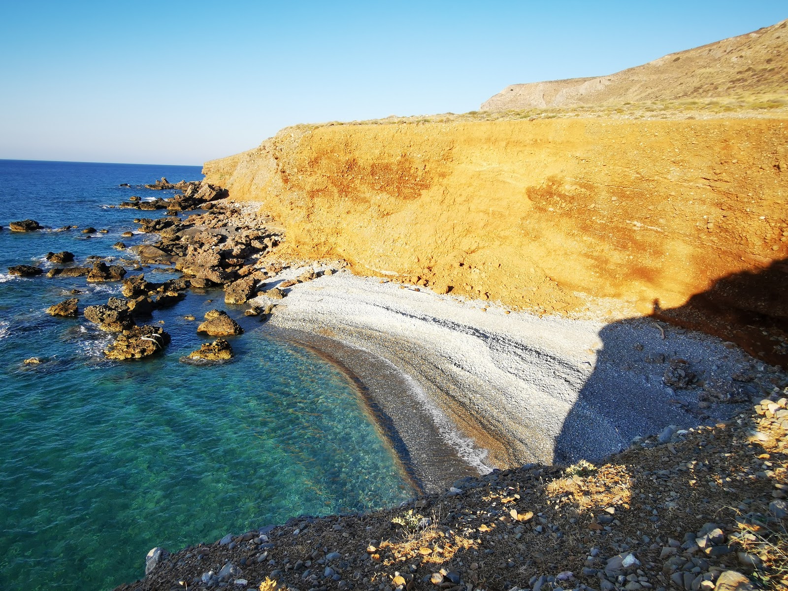 Zdjęcie Anogeia beach z powierzchnią beżowe kamyki