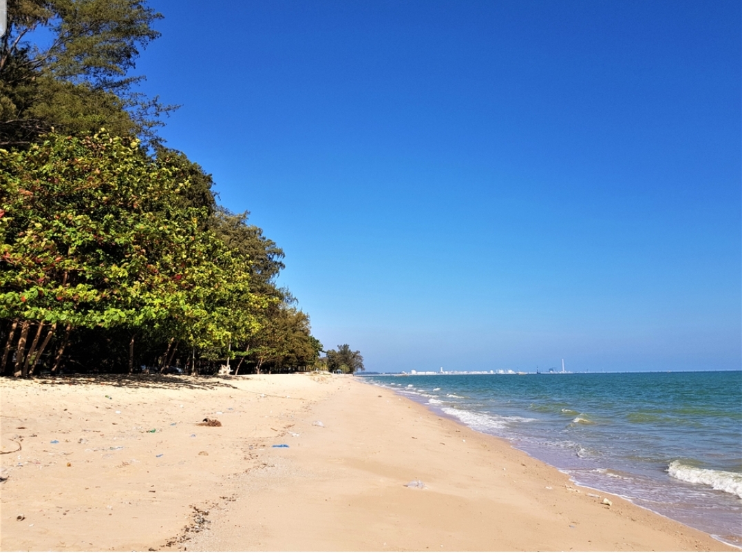 Nam Rin Beach的照片 带有碧绿色纯水表面