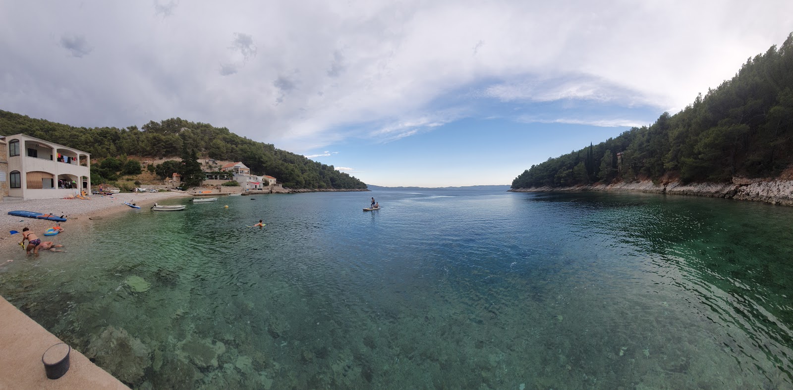 Bogomolje beach'in fotoğrafı ve yerleşim