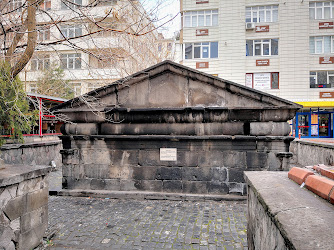 Mezar anıtı