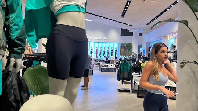 lululemon Ramat Aviv - חנות בגדים