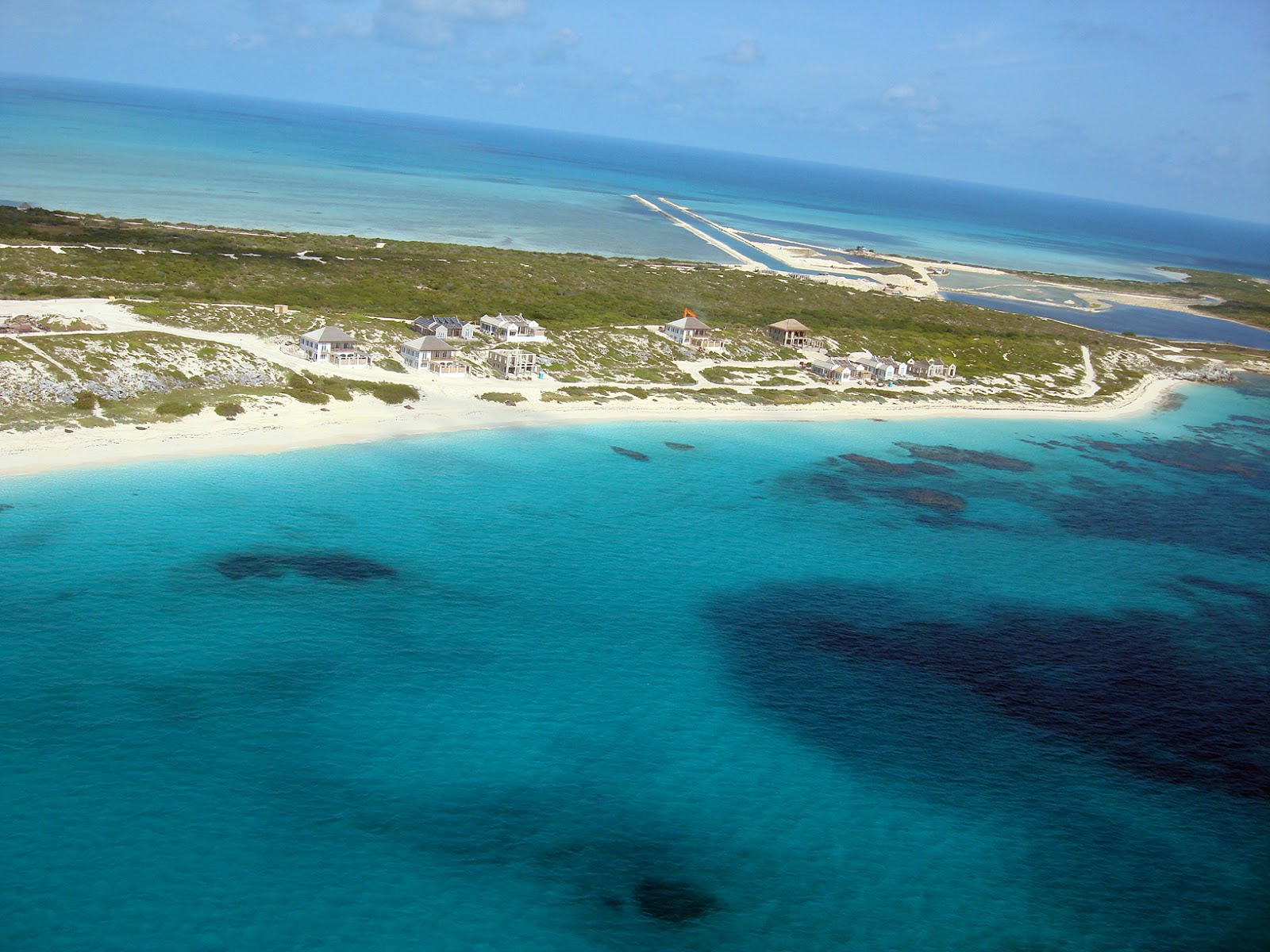 Foto de Le Grand beach com areia fina e brilhante superfície