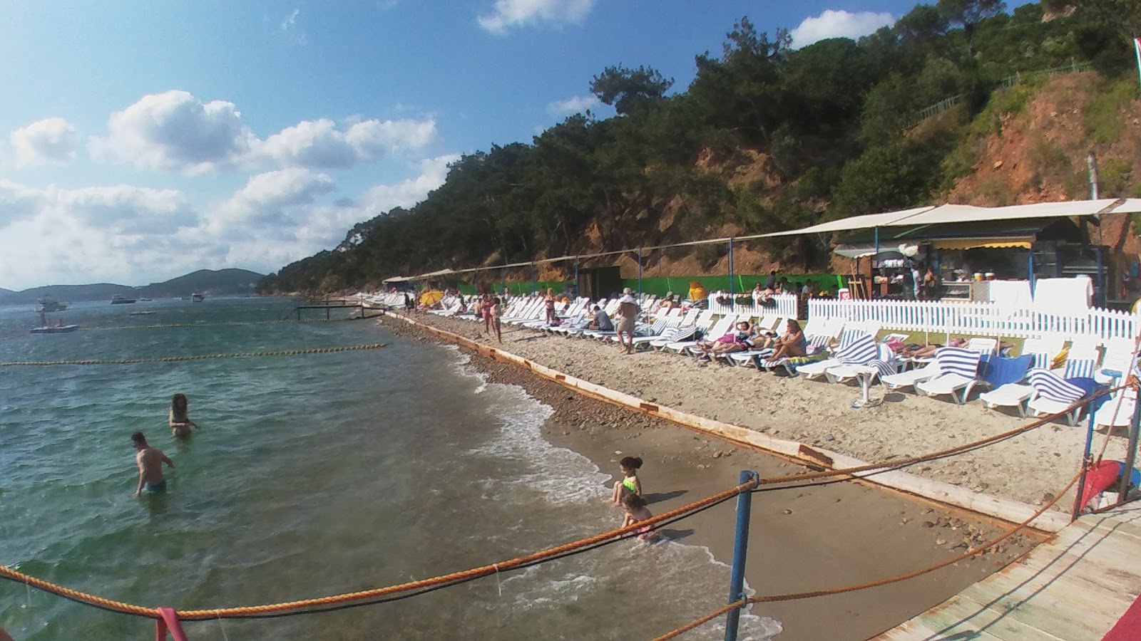 Halik Koyu Aile Plaji'in fotoğrafı uçurumlarla desteklenmiş