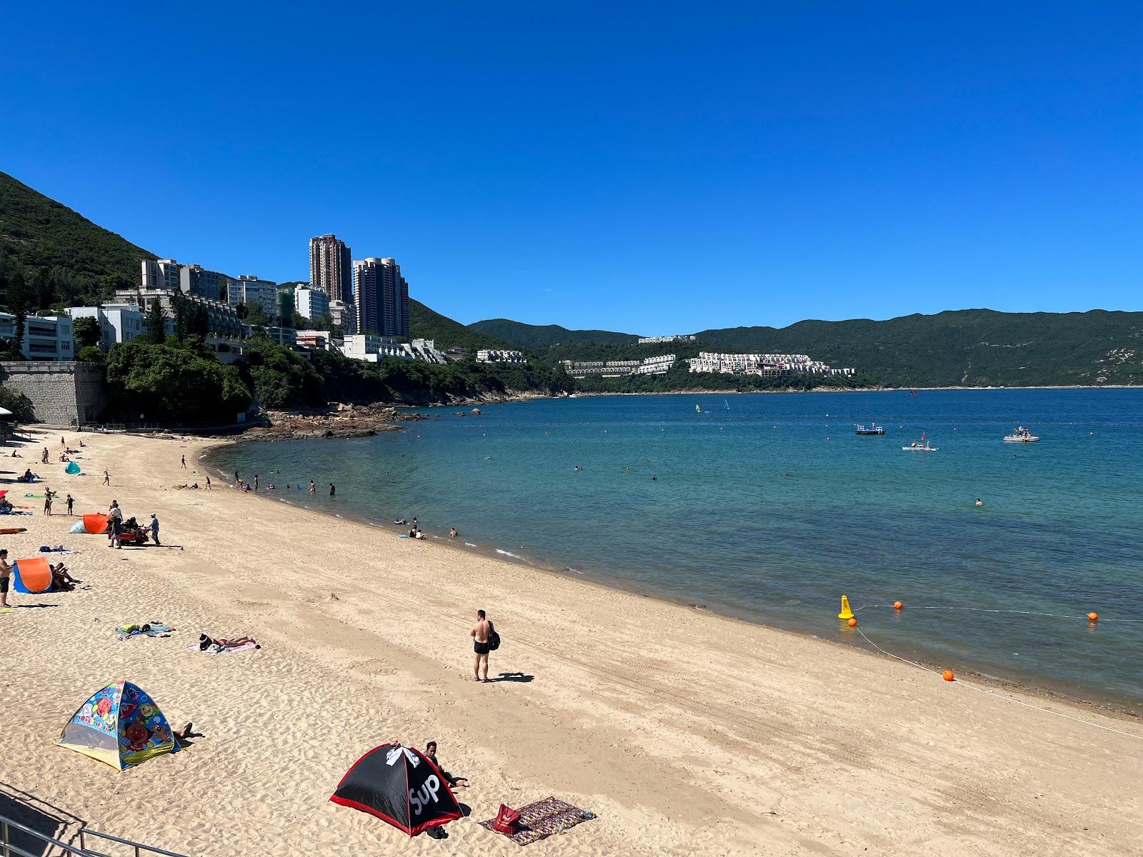 Fotografie cu Stanley Main Beach cu o suprafață de nisip beige și pietricele