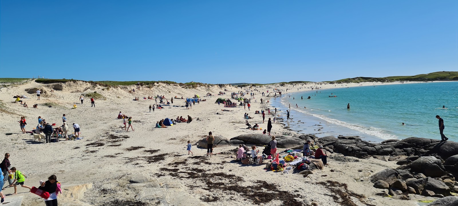 Foto von Dogs Bay Beach von Klippen umgeben